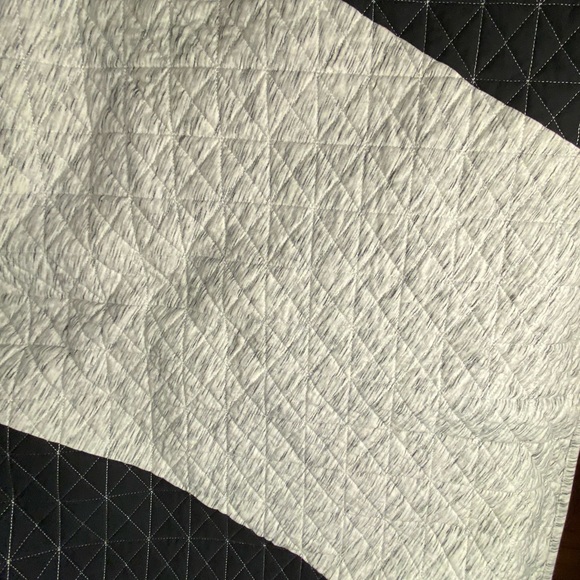 Blk & Wht Quilt - Picture 3 of 7